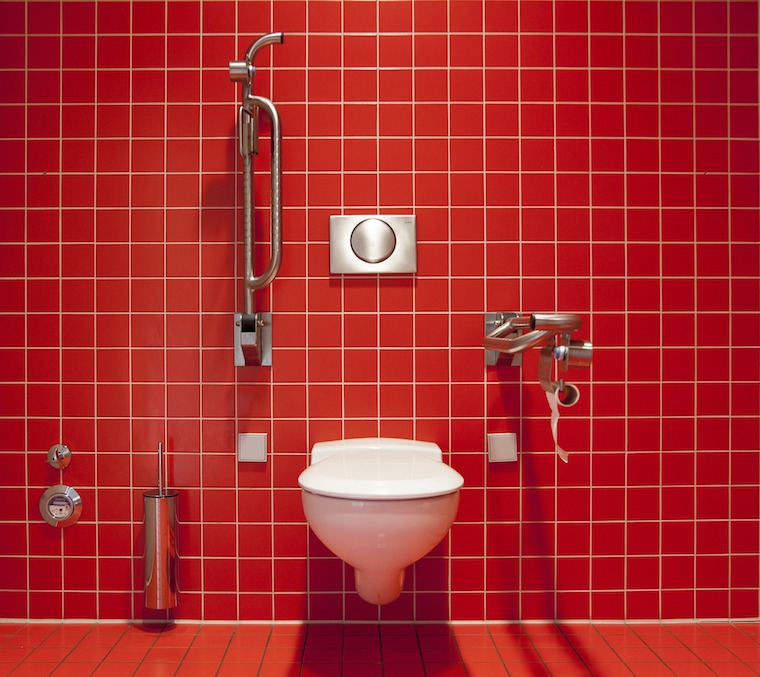 WC in rot gefliestem Bad