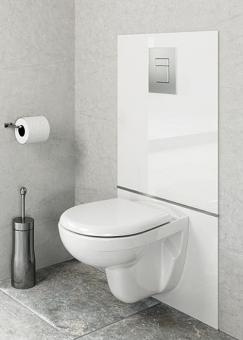 Modernes wandhängendes WC mit glänzender Acrylplatte und integrierter Spültaste